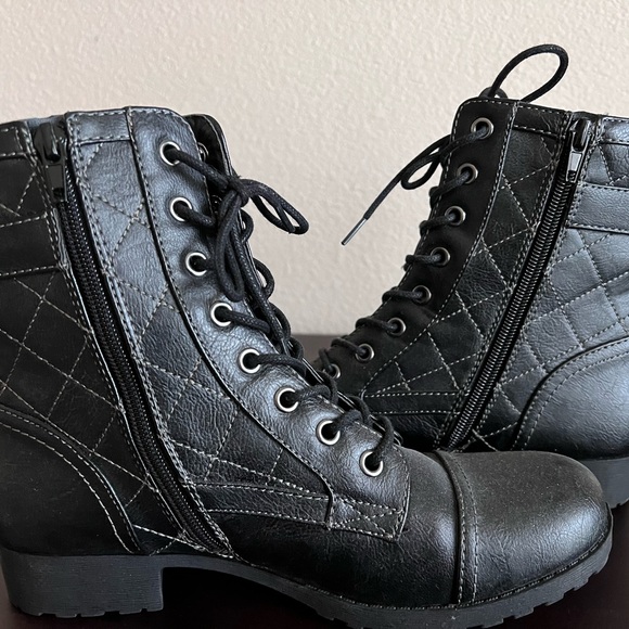 Boots by Guess - Picture 2 of 4